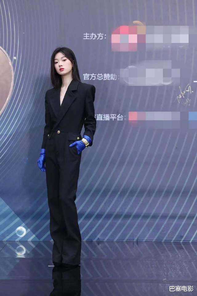 连衣裙 微博之夜红毯：刘亦菲靠脸撑，王一博帅回来，姚晨：我土但我自信