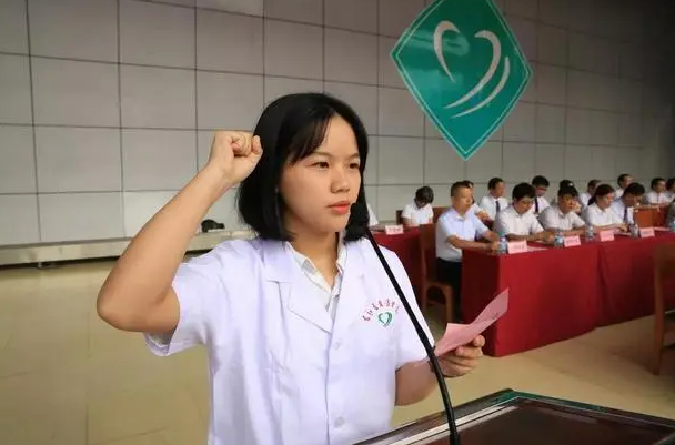 吴谨言|张雪峰提示想学医的高考生，想要就业容易，别只考虑学校和专业