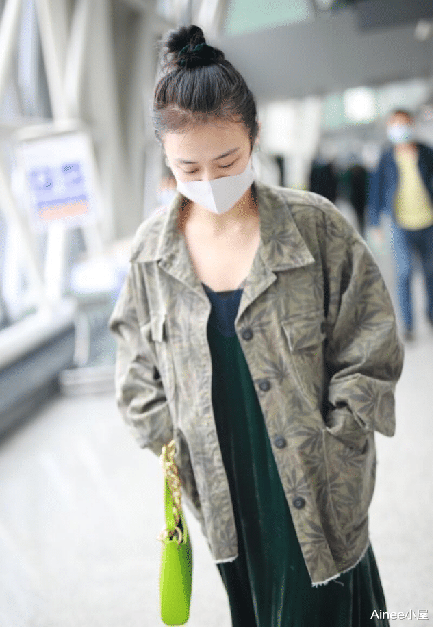 马思纯的衣品真难懂,印花夹克配丝绒裙,身材看着有点壮