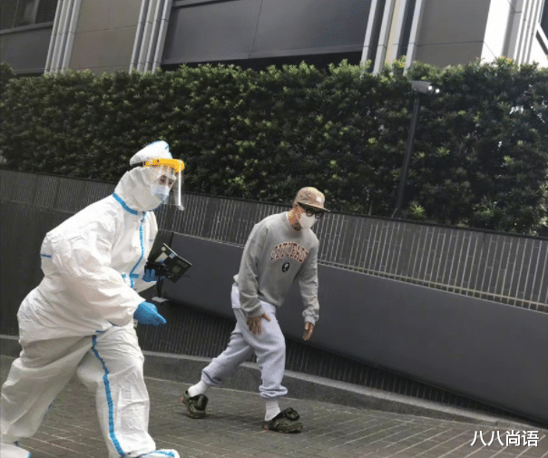 大S|大S二婚老公新照，一身休闲打扮脚上的鞋子成亮点，酷帅不失魅力