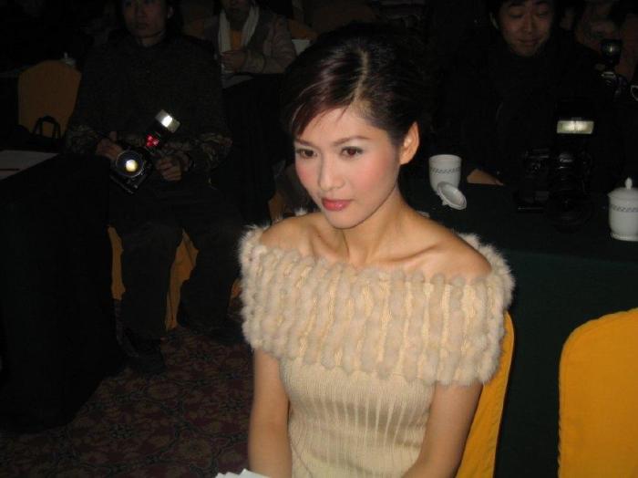 徐帆|她与冯小刚“夜不归宿”, “宠幸”多年遭徐帆打压, 现40岁无人娶