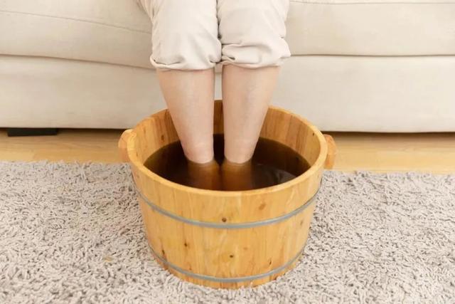 |热水泡脚加一物,3天逼出体内湿气!可惜很少人知道