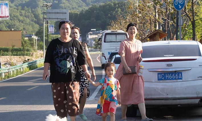 游江河|深山一条路串起四个村，家家改造房舍建康养小镇，很多人跑来避暑