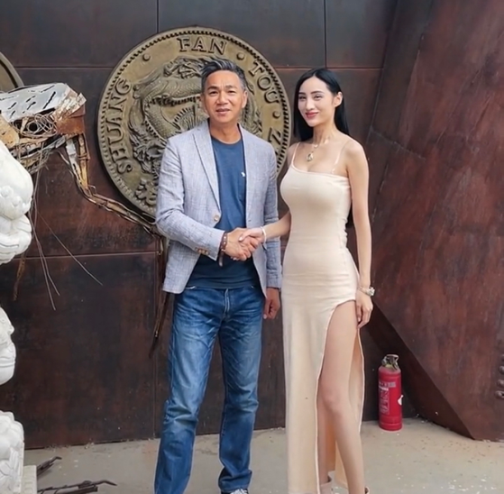 骆达华|骆达华被女网红邀请拍视频，两只手紧握良久