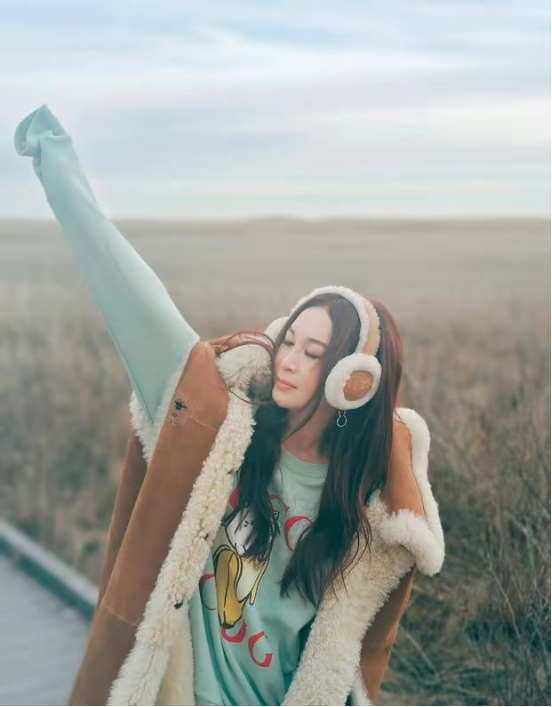 温碧霞|温碧现身郊外河边闲逛,56岁皮肤白皙光滑,动作可爱被赞美如少女