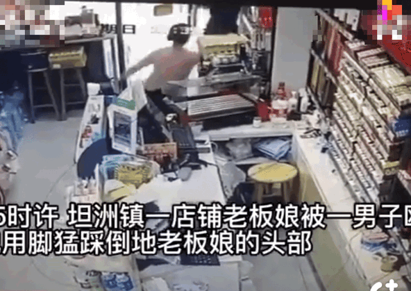广东中山,一男子电动车没电了,刚好边上一商铺门口挂着一个插座