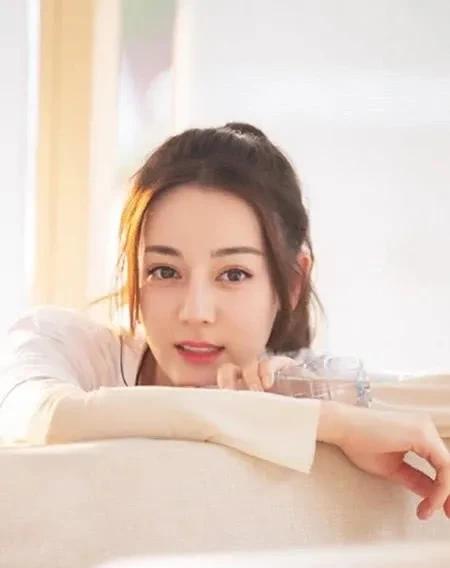 热巴 热巴：龙须刘海过时了，发型师：试试御姐风？看到效果后：我可以