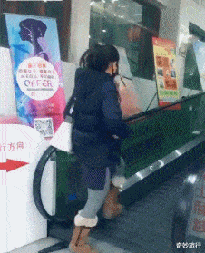 汪小菲|具俊晔带大s儿女海边游玩，汪小菲删除玥玥动态，网友：老汪惨败