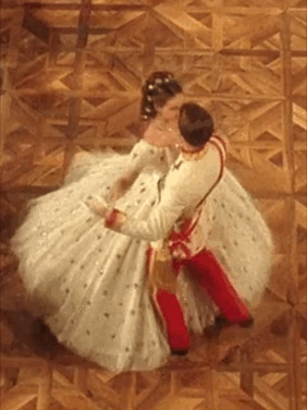 茜茜公主|新版《茜茜公主》中最惊艳的10条裙子：低调的奢华，不比老版的差 。