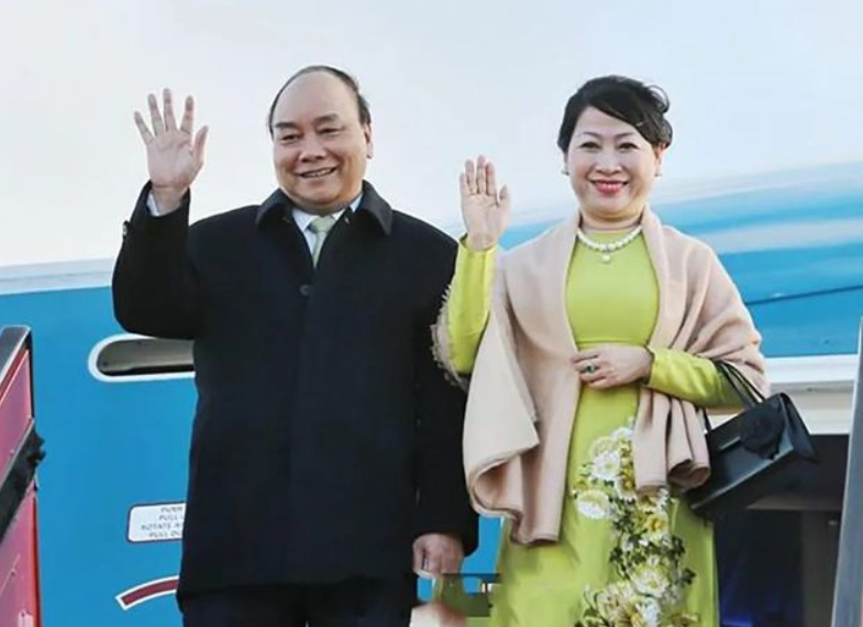 穿衣搭配|越南第一夫人:圆润的旺夫脸,身穿奥黛优雅霸气,儿女双全特爱笑