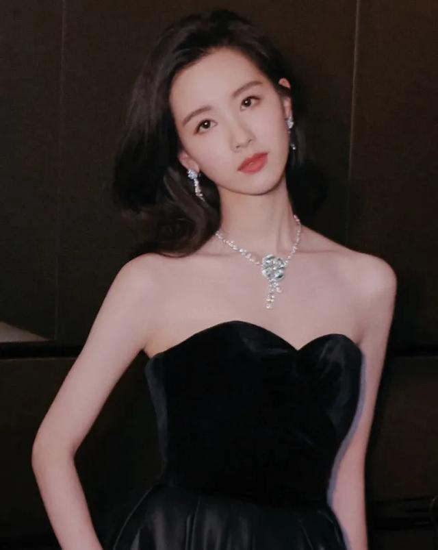 穿衣搭配 女生最显老的三款发型，你踩雷了吗？