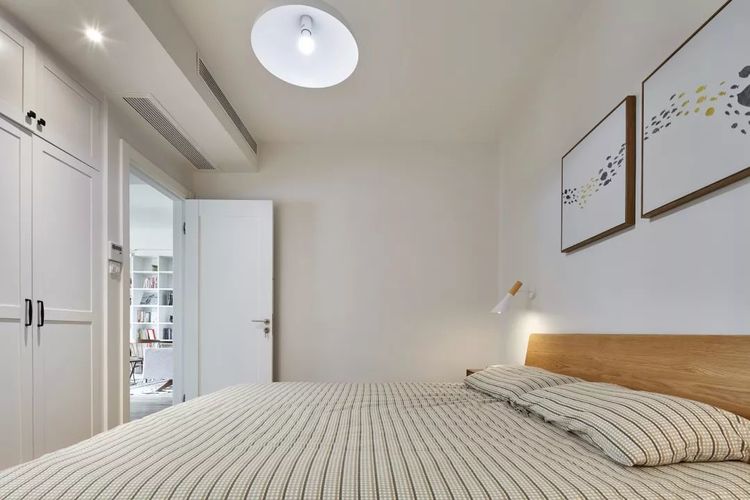 新装修好的房子,客厅装了一个收纳柜,收纳效果很赞