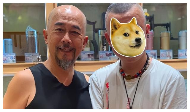 五大老戏骨出行自己推行李，拍戏不带助理以身作则给娱乐圈做表率