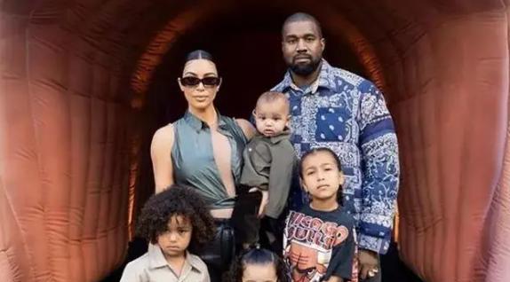 金·卡戴珊|卡戴珊与保罗的恋情曝光，翻版小菲重新上演，侃爷是否为冤大头？