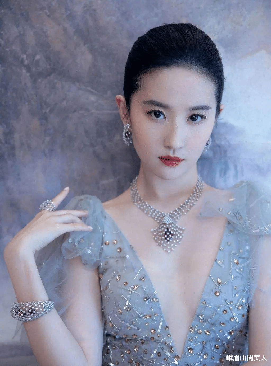 发型 脸上有这3个“特征”的女生,别再披头散发了,露出五官更女神