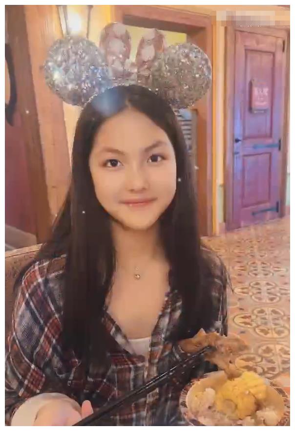李湘女儿戴9万项链游玩！减肥成功瘦一大圈，下巴削尖美到认不出