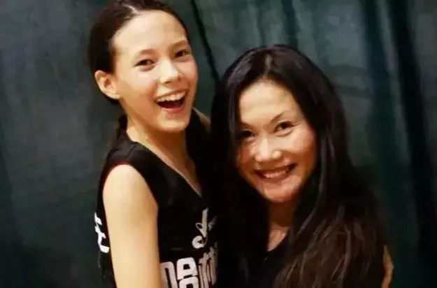 意大利|LV最新视频流出，意大利雪山拍摄的天才少女太帅了！