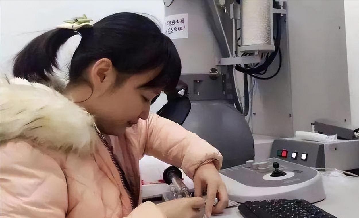 29岁内蒙女孩白蕊,成为清华博士、女科学家,凭啥