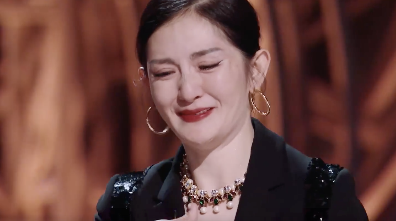 谢娜|谢娜41岁生日现场哭了，不忘感谢张杰照顾女儿，言辞极不自信