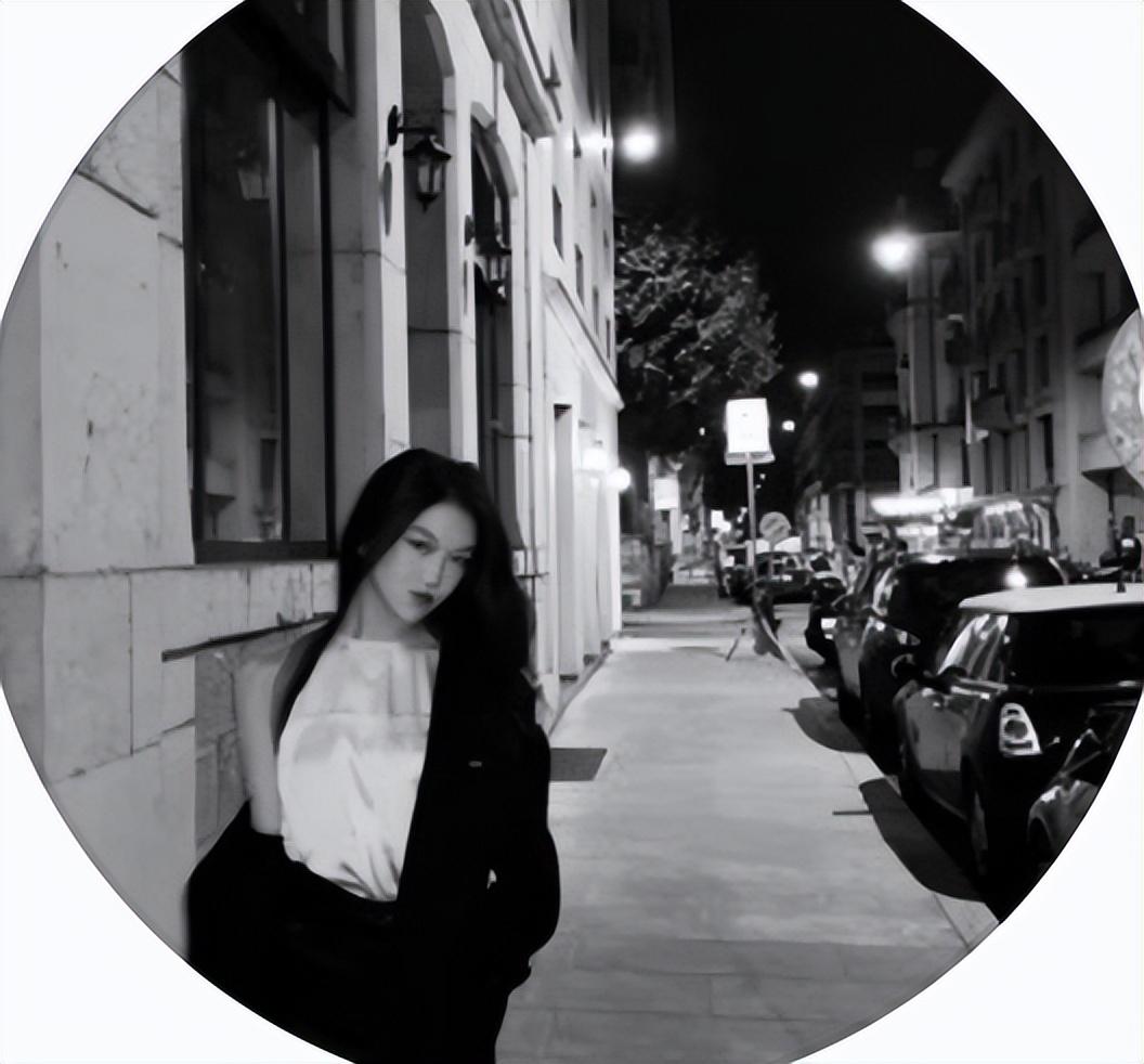 窦靖童|王菲的25岁大女儿晒自拍，罕见留卷发打扮随性