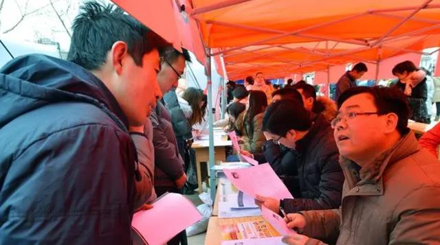 招聘|985院校女硕士坦言:根本都找不到工作,连面试机会都要乞求