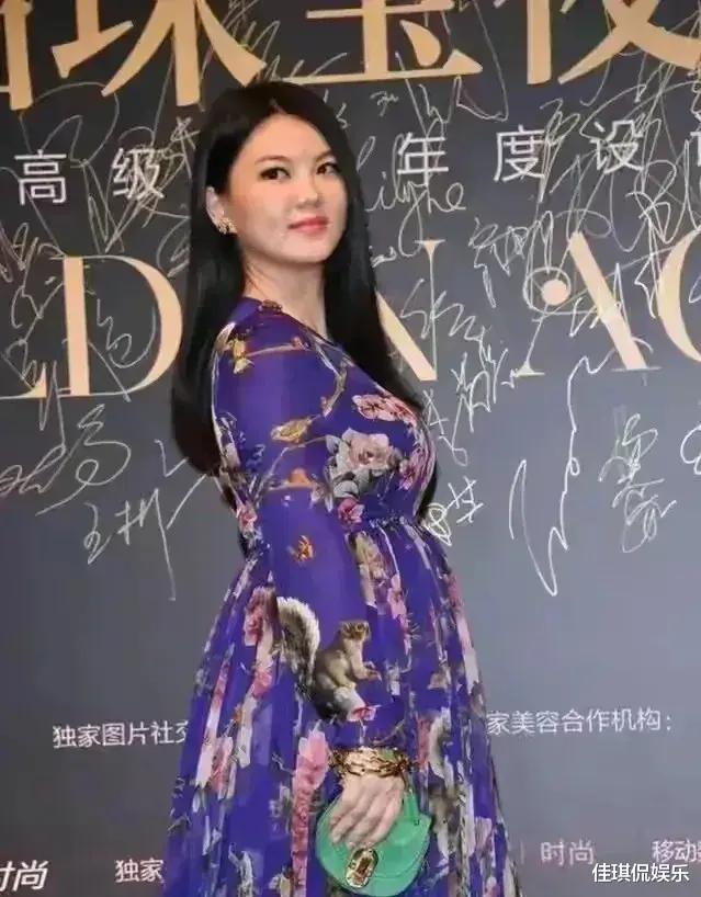 李湘|46岁李湘胖出新高度！紫色印花裙难遮丰腴身材，珠宝首饰尽显富态
