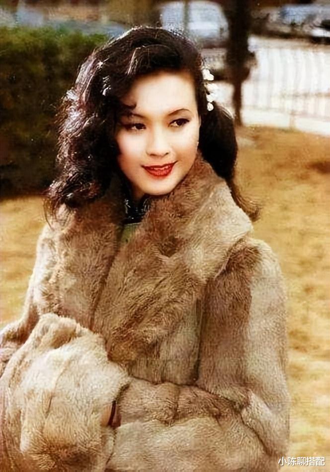风华绝代 方舒真是优雅了一辈子：素衣秀雅，花裳惊艳，老了也美得很真实