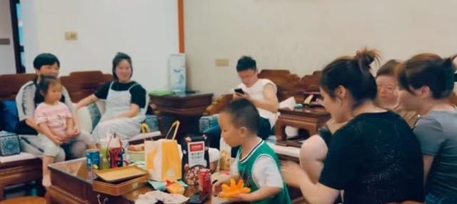 |熊磊晒照为爷爷庆生，近照显憔悴，房间内饰曝光，网友：大户人家