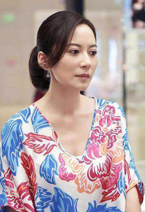 张基龙|“惊鸿仙子”俞飞鸿：绯闻对象不断，今51岁仍未婚，却有固定伴侣