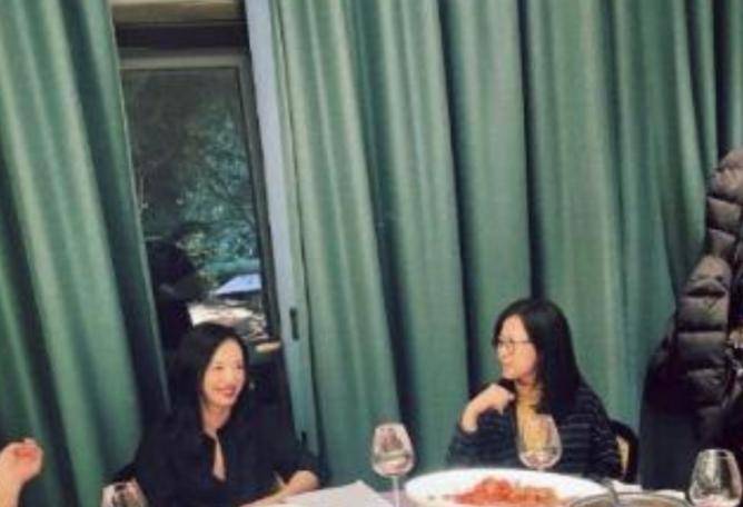 姚晨|姚晨回乡下素颜变大妈,走路驼背含身材完全认不出,遇人微笑有礼貌