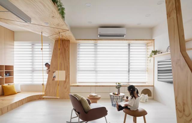 客厅不要沙发，窗边打造卡座延伸一个弧形地台，家庭游乐场上线了