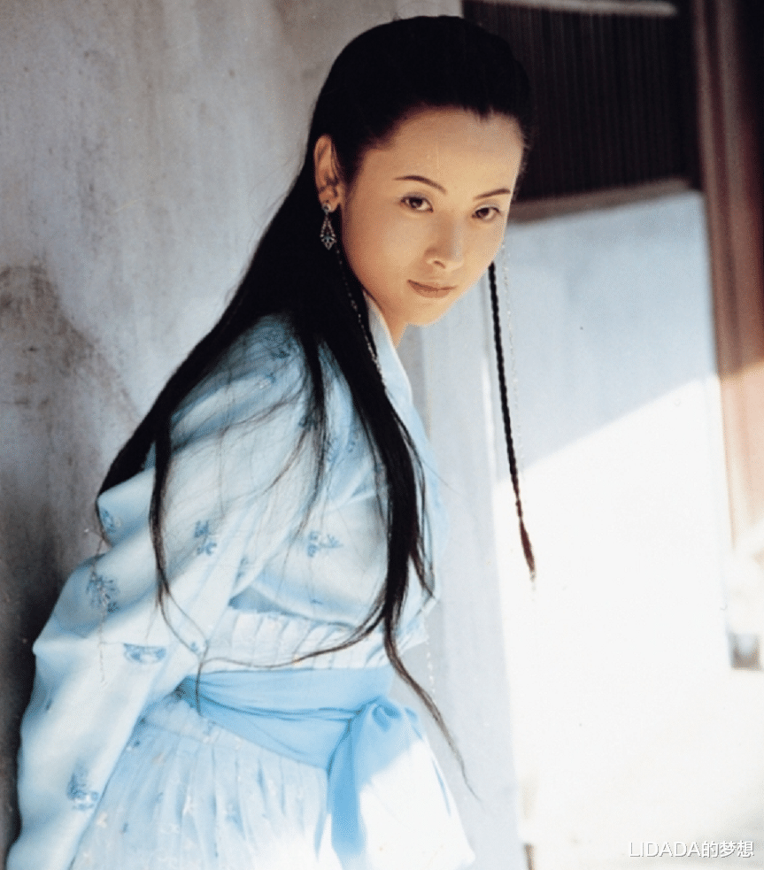 杨明娜|杨明娜：41岁结婚生子，44岁与演员田亮对簿公堂离婚，如今怎样了