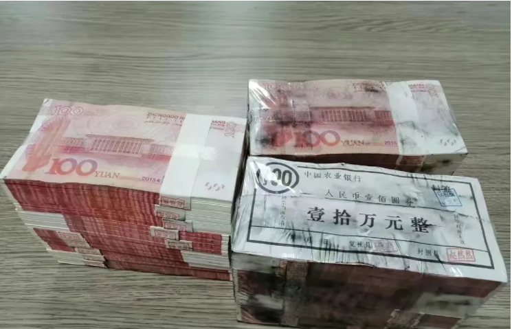 江苏南京,一男子为讨女友欢心,用30万元“训练币”买车送给女友
