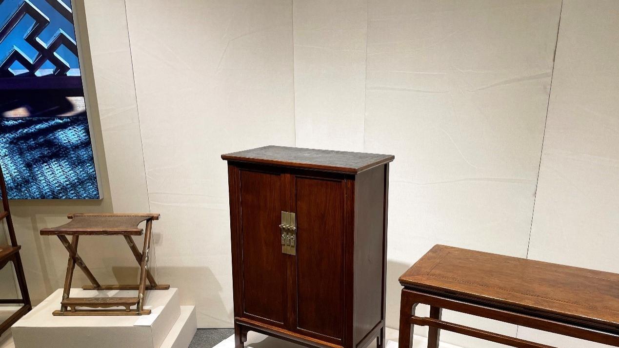 |背面、底部髹黑漆，黄花梨方材圆角柜207万成交