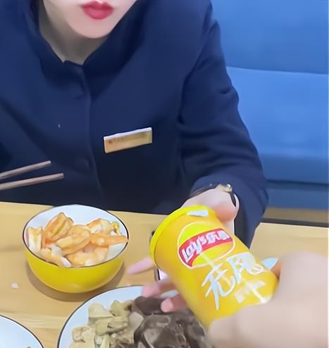 山东女子吃饭时男友突然递来薯片筒,满脸狐疑打开,随后眼神亮了