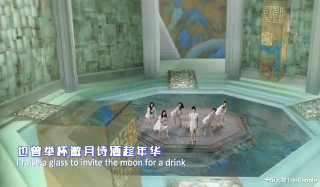 小姐姐|河南台五四晚会:杨紫抠图,李一桐脚成90度,王一博脸肿像大叔