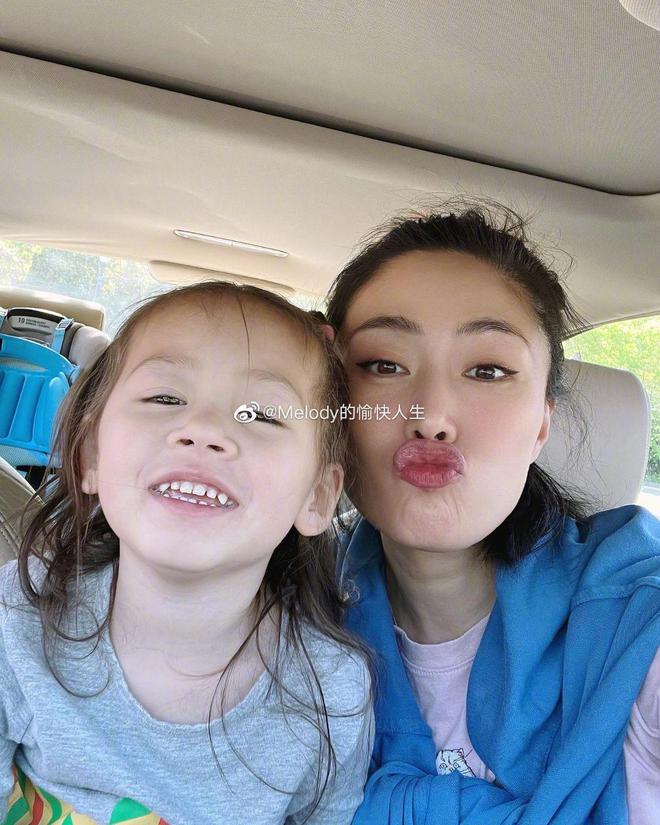 张常宁|惠若琪妈妈怀抱外孙女，三代人齐聚！张常宁携爸妈比心，哥哥缺席