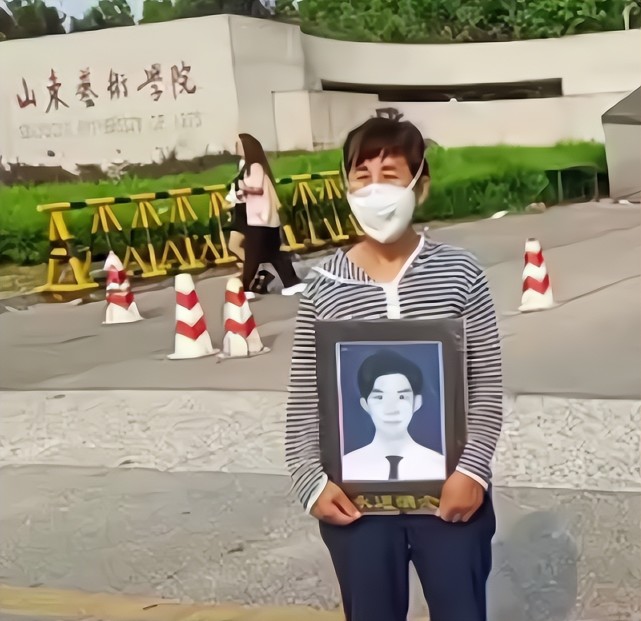 ?山东一大学生自杀身亡,生前疑遭班主任长期打压辱骂,家长抱遗照讨说法