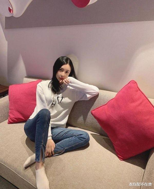 潘玮柏|潘玮柏妻子真瘦，穿宽松T恤显得腿更细了，拎万元包气质不输明星