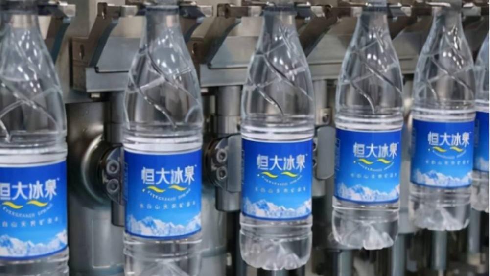 混得“最失败”的瓶装水，花60亿打广告亏了40亿，无奈溃败离场