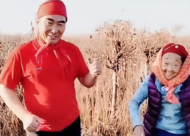 李玉成|85岁马玉琴鞋上踩满泥巴，一个人蹲路边清理，李玉成只顾拍视频