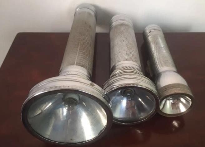 |刚发现,这巴掌大手电筒却能照300米,强悍多功能越来越多人随身带