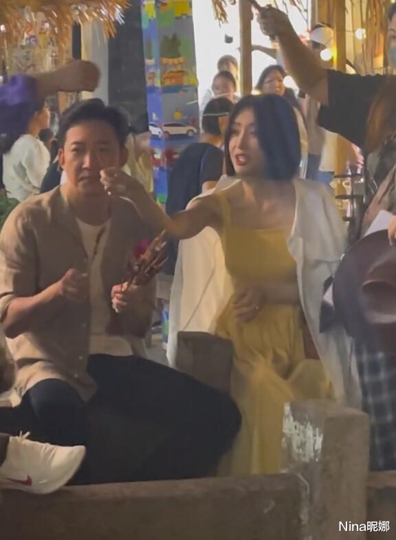 秦岚|秦岚宁波瘸腿逛夜市被拍,穿吊带街头吃烧烤没包袱,路人镜头下惹人疼