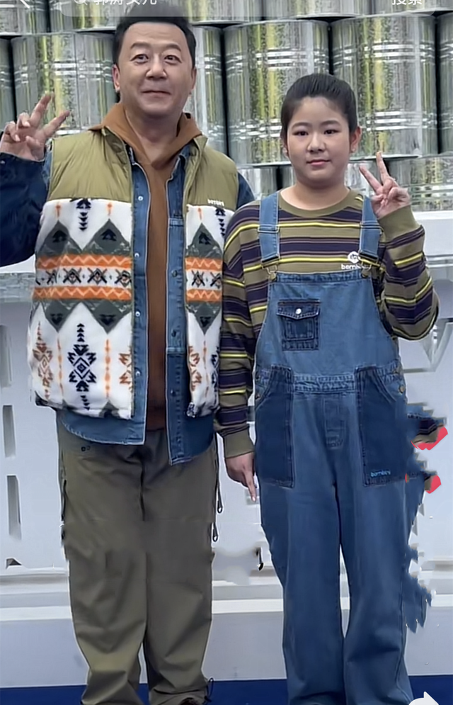 郭涛|郭涛带10岁女儿走秀，郭懿文皮肤黑身材壮实！面对镜头躲闪不自信