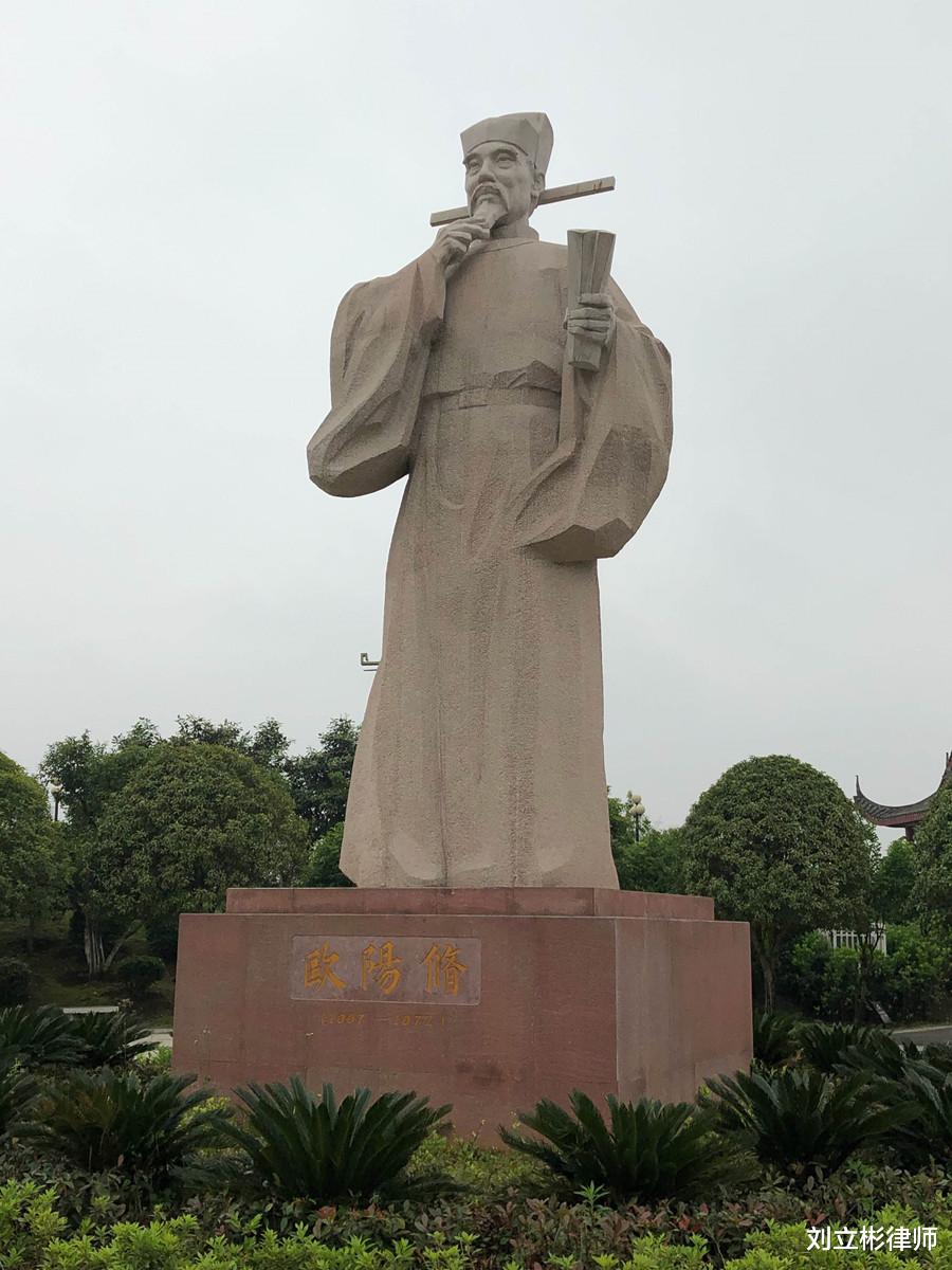 案例:34岁单亲妈妈发现男邻居偷穿自己内衣,因一个动作引发血案