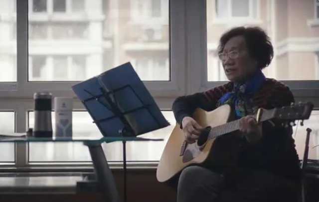 吉他|丈夫去世后,平凡老妇开始爆红网络:79岁,人生还有多少可能?