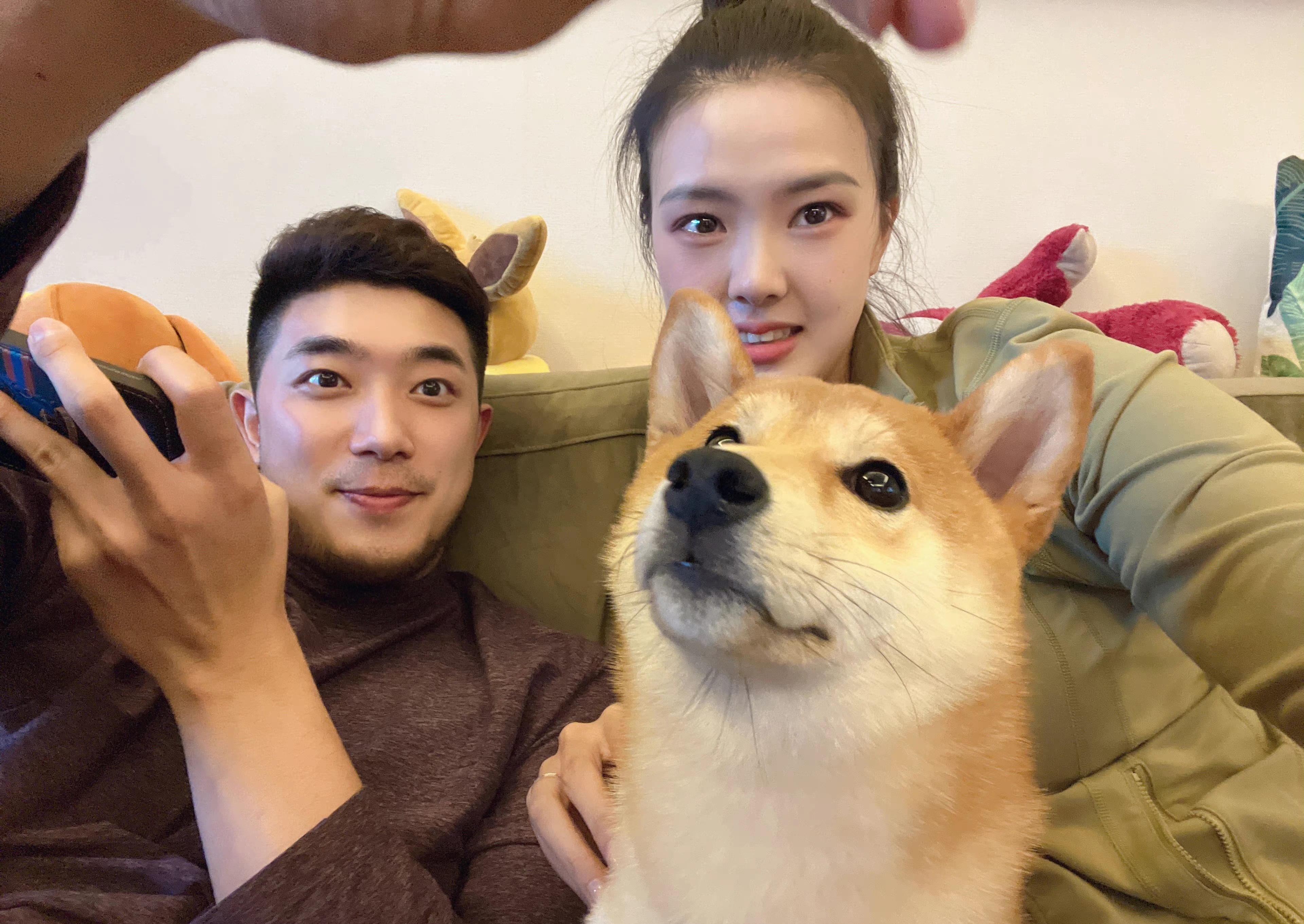 |张常宁母亲节晒合照，一家人高颜值大长腿，婚期将近心情大好