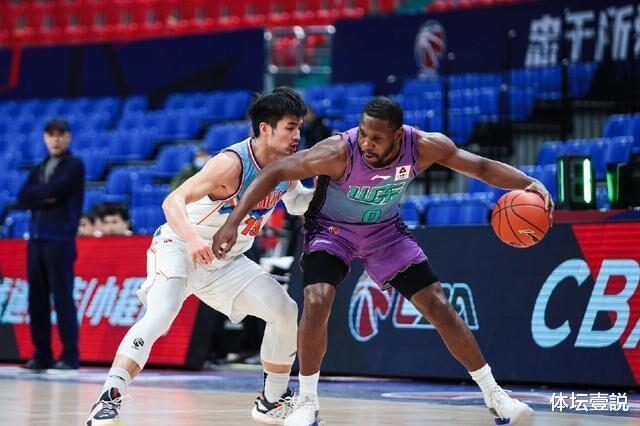 山東男籃|山東又輸球隊(duì)內(nèi)矛盾爆發(fā)，哈德森暫停怒搶?xiě)?zhàn)術(shù)板，高詩(shī)巖提前退場(chǎng)