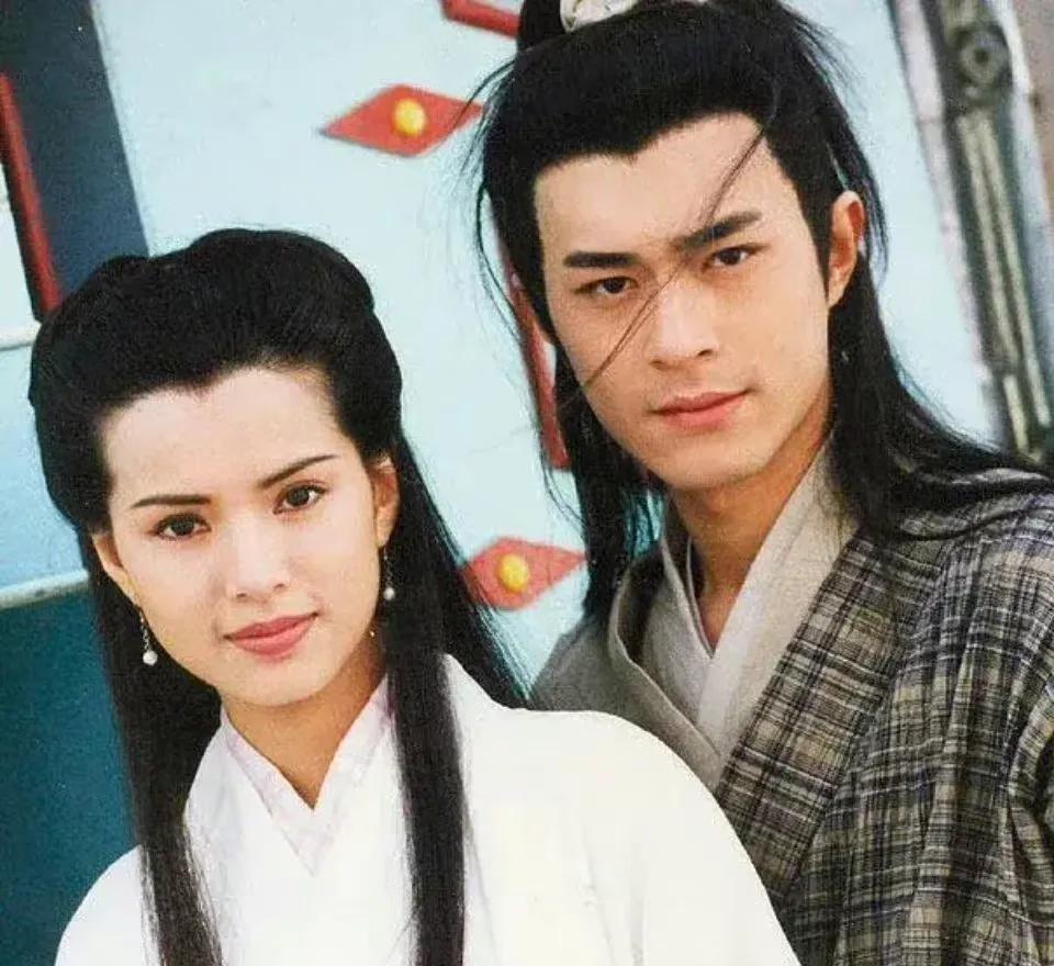 李若彤|逃过了刘畊宏逃不过李若彤,李若彤母亲节直播健身,带妈妈首亮相