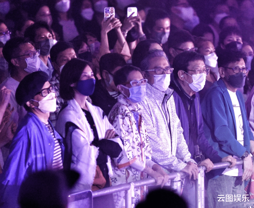 郑欣宜|郑欣宜开演唱会，被22岁男星单膝下跪送戒指，郑少秋携俩女儿现身